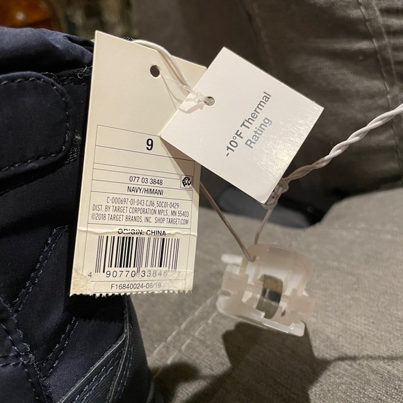 NWT Cat & Jack winter snow boots, size 9 - Picture 3 of 4